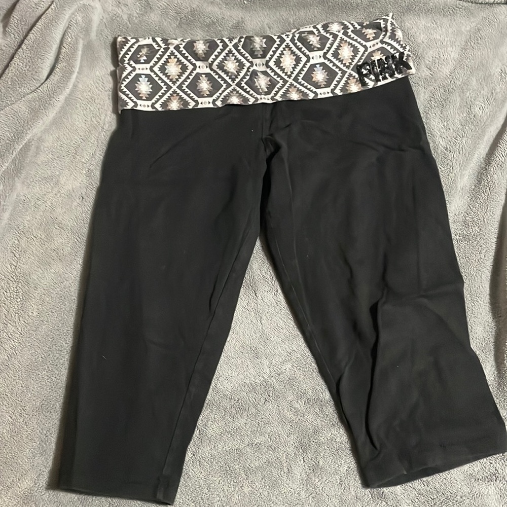 Victoria Secret Pink black capri leggings. Size large.